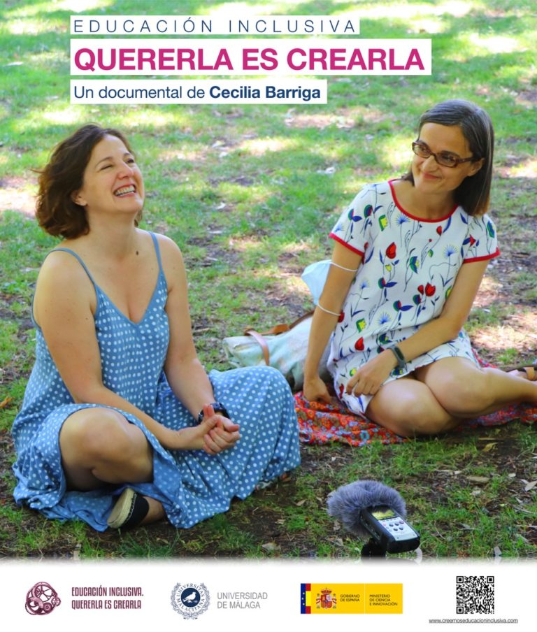 Cartel del documental "Educación Inclusiva. Quererla es Crearla", de Cecilia Barriga. Organizan y colaboran: Quererla es Crearla, Universidad de Málaga, Ministerio de Ciencia e Innovación. Bajo el cartel, una fotografía en color de dos personas adultas sentadas en un parque riendo. 