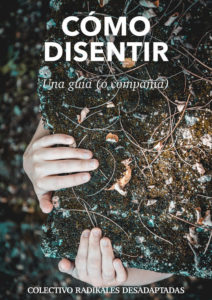 Portada de la guía 'Cómo disentir. Una guía (o compañía)'. Primer plano de unas manos pequeñas sujetándose a una roca cubierta de vegetación.