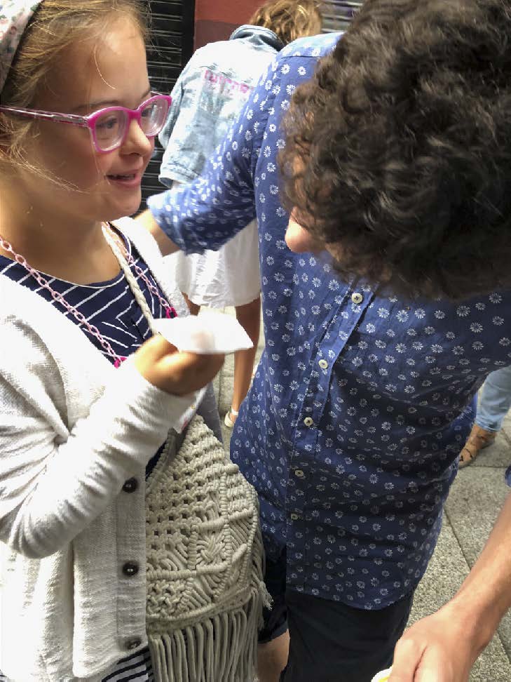 Fotografía. Primer plano de Antón Fontao junto a Indira Martínez en actitud de complicidad.