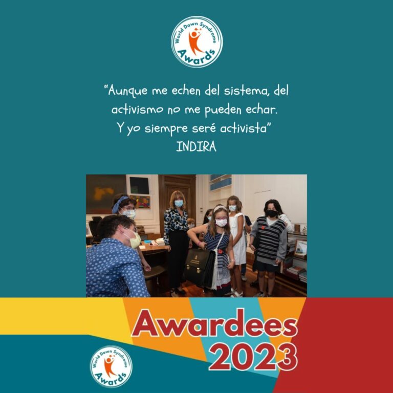 Cartel del World Down Syndrome Awards 2023. En la parte superior, bajo el logo, el texto: «Aunque me echen del sistema, del activismo no me pueden echar. Yo siempre seré activista», Indira. Bajo el texto, un grupo de jóvenes en representación de 'Estudiantes por la inclusión' junto a Pilar Alegría, ministra de Educación y Formación Profesional.