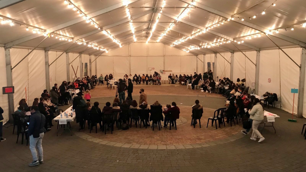 Fotografía. Asamblea final después de una tarde de diálogo entre escuelas de la comarca, en la Jornada Axarquía Inclusiva.