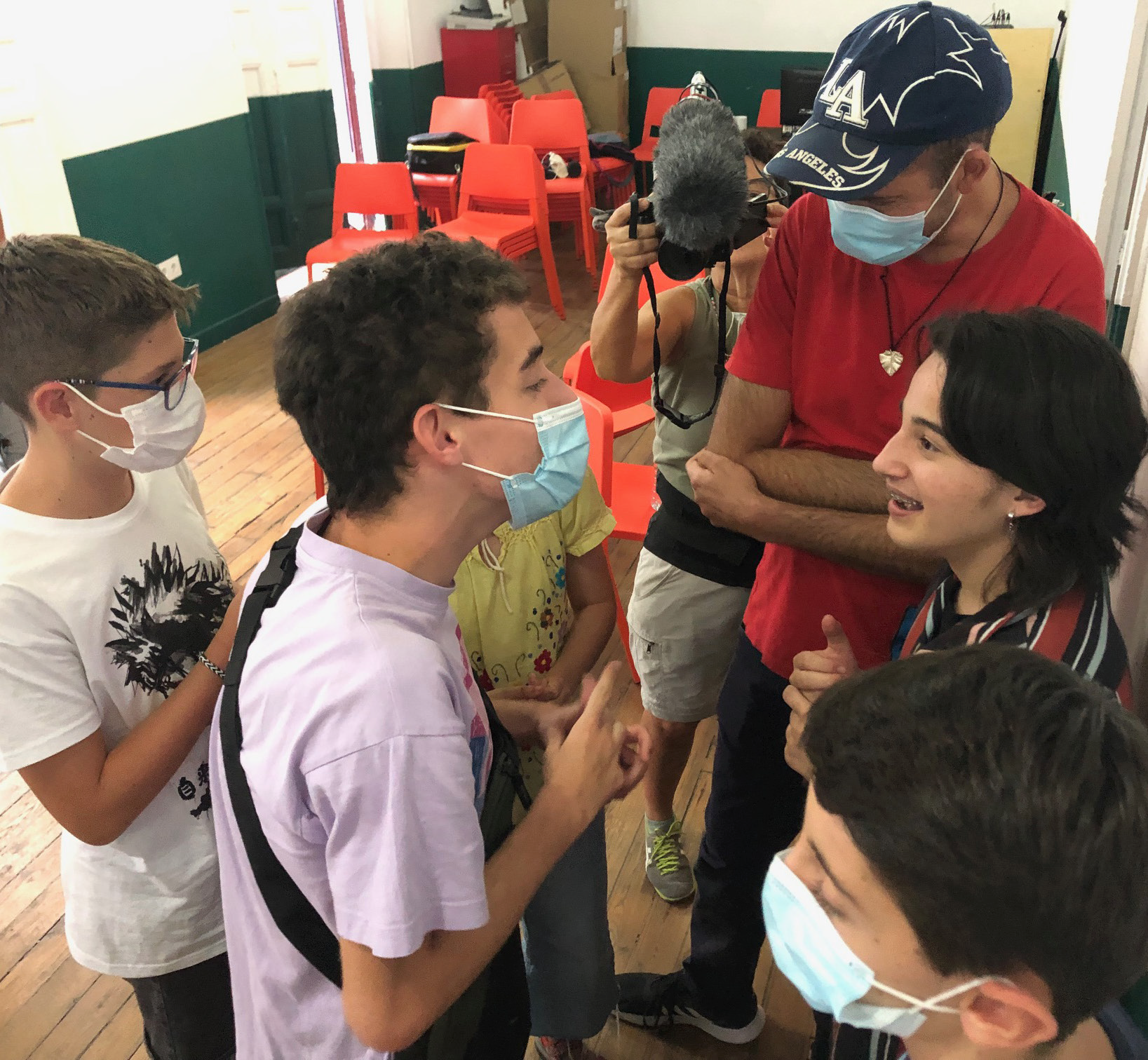 Fotografía. Instantánea de 6 integrantes de 'Estudiantes por la inclusión' interactuando en actitud de complicidad.