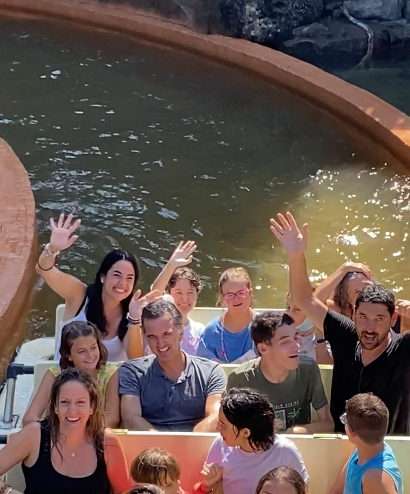 Fotografía. Vista superior de un grupo de personas disfrutando en una atracción de agua. 