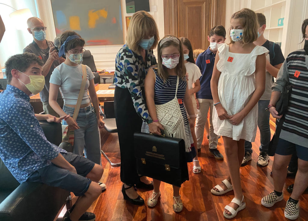 Fotografía. Vista frontal de un grupo de jóvenes con la ministra de Educación, Pilar Alegría.