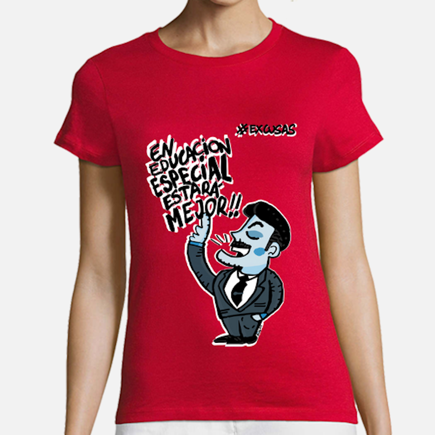 Torso de una mujer, con una camiseta roja que tiene una ilustración de Ricardo Clemente. Se trata de un hombre con bigote y traje, que dice: "En educación especial estará mejor!!". Encima de la imagen puede leerse: #Excusas.