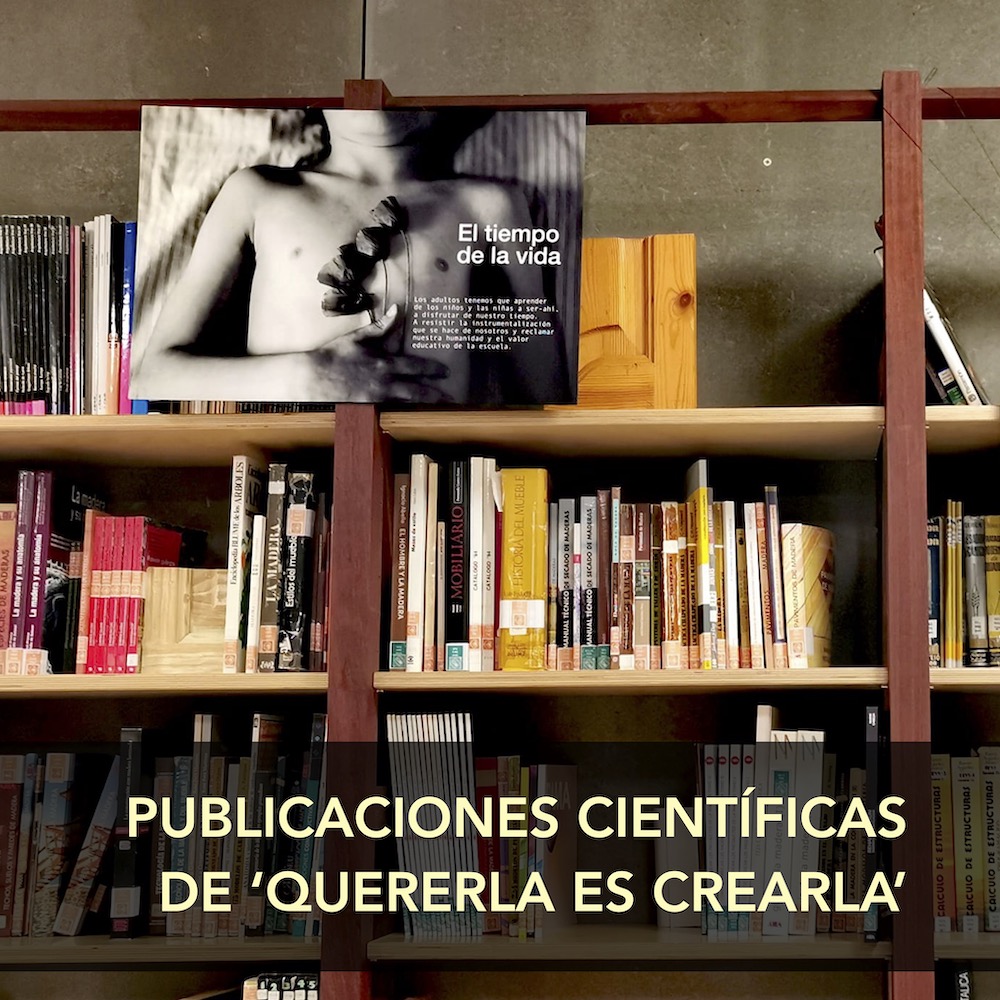 Vista frontal de una estantería con libros con el título 'Publicaciones científicas de Quererla es Crearla'.