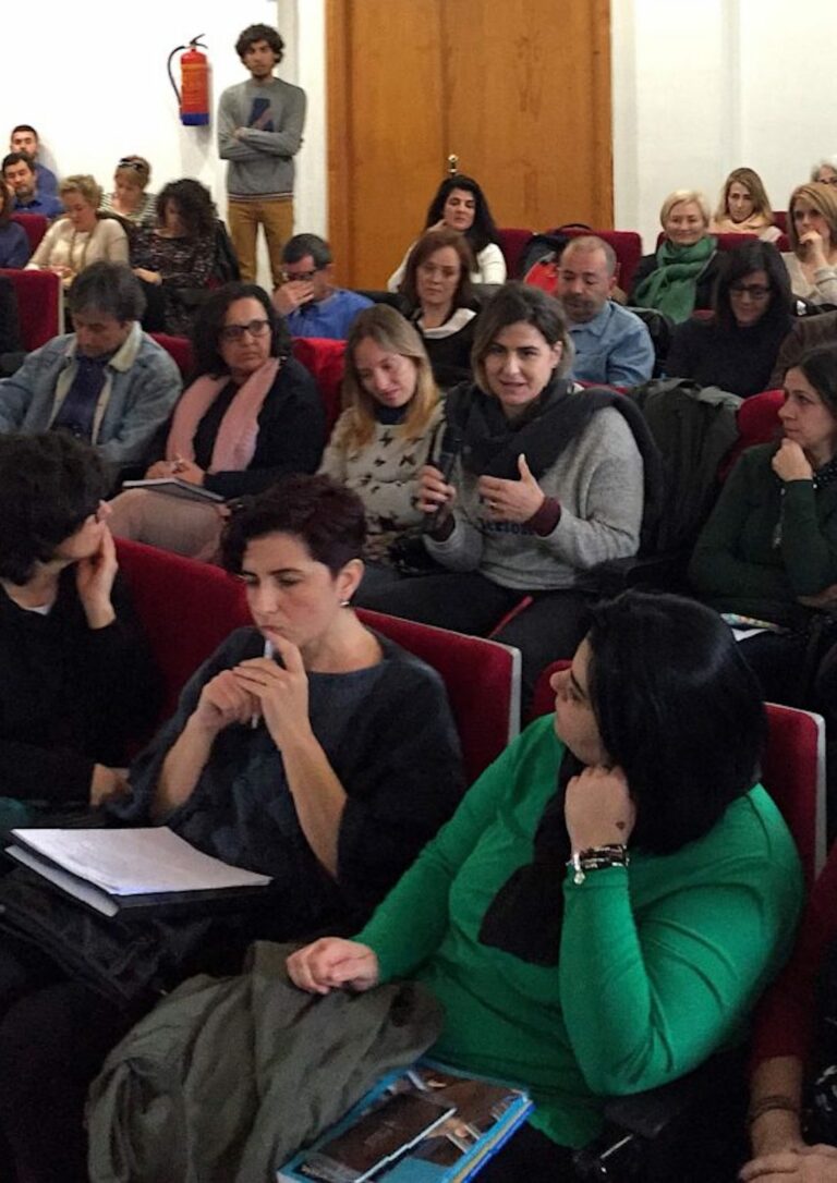 Una madre toma la palabra en la asamblea general del workshop Orienta.