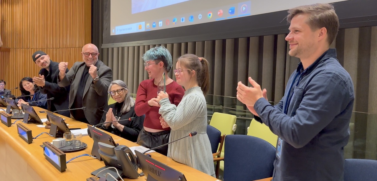 Malena e Indira reciben el premio ante el aplauso del resto de premiados ante un auditorio en Naciones Unidas, Nueva York.
