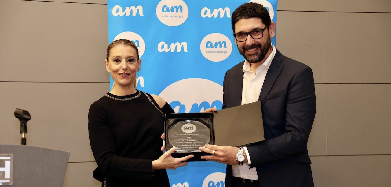 Ignacio Calderón recibe el Premio a la Excelencia de Autismo Málaga