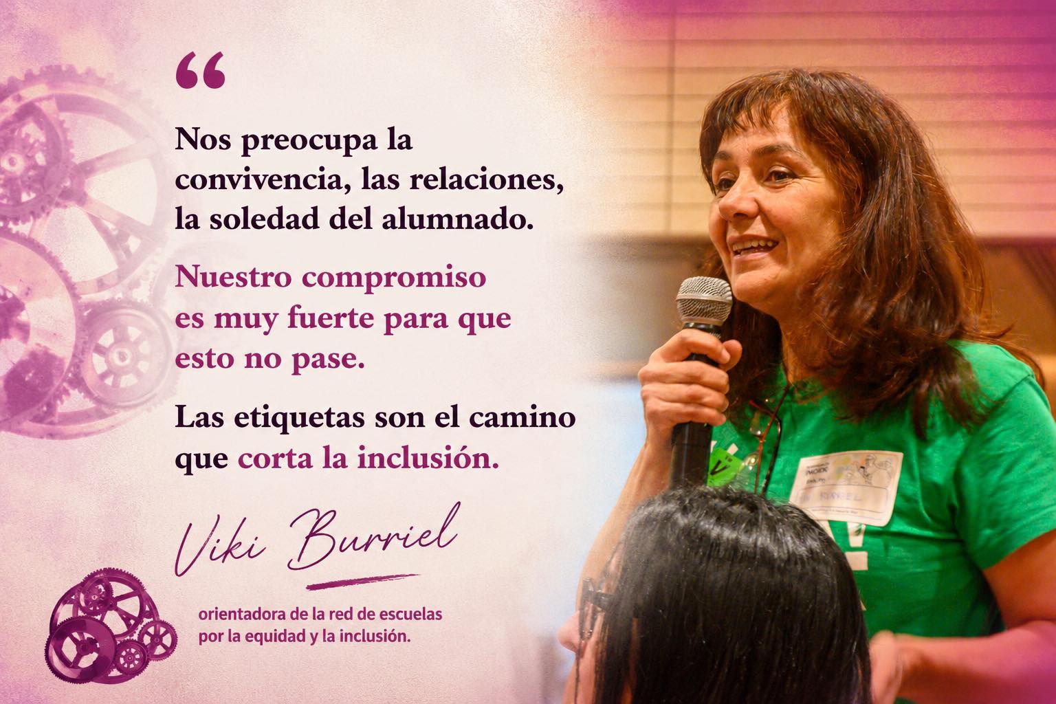 Mujer de pelo moreno, suelto, habla de pie con micrófono en mano. Abajo, un engranaje de color granate, junto a las palabras "Workshop Incide". A la izquierda de la imagen puede leerse una cita de sus palabras: "Nos preocupa la convivencia, las relaciones, la soledad del alumnado. Nuestro compromiso es muy fuerte para que esto no pase. Las etiquetas son el camino que corta la inclusión." (Viki Burriel, orientadora de la red de escuelas por la equidad y la inclusión)