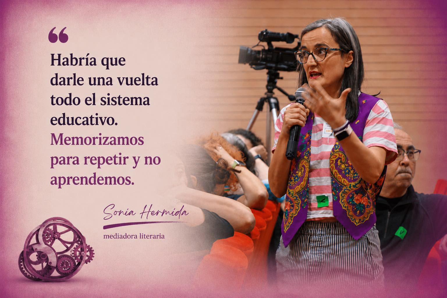 Mujer de pelo gris, suelto, habla de pie con micrófono en mano. Abajo, un engranaje de color granate, junto a las palabras "Workshop Incide". A la izquierda de la imagen puede leerse una cita de sus palabras: "Habría que darle una vuelta todo el sistema educativo. Memorizamos para repetir y no aprendemos." (Sonia Hermida, mediadora literaria)