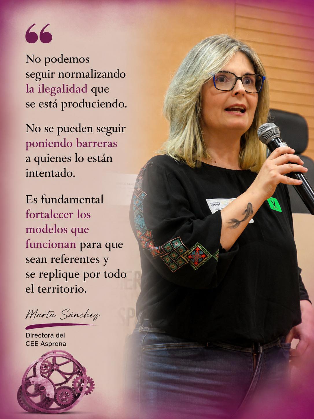 Mujer rubia, con pelo suelto, habla de pie con micrófono. Abajo, un engranaje de color granate, junto a las palabras "Workshop Incide". A la izquierda de la imagen puede leerse una cita de sus palabras: "No podemos seguir normalizando la ilegalidad que se está produciendo. No se pueden seguir poniendo barreras a quienes lo están intentado. Es fundamental fortalecer los modelos que funcionan para que sean referentes y se replique por todo el territorio." (Marta Sánchez, Directora del CEE Asprona)