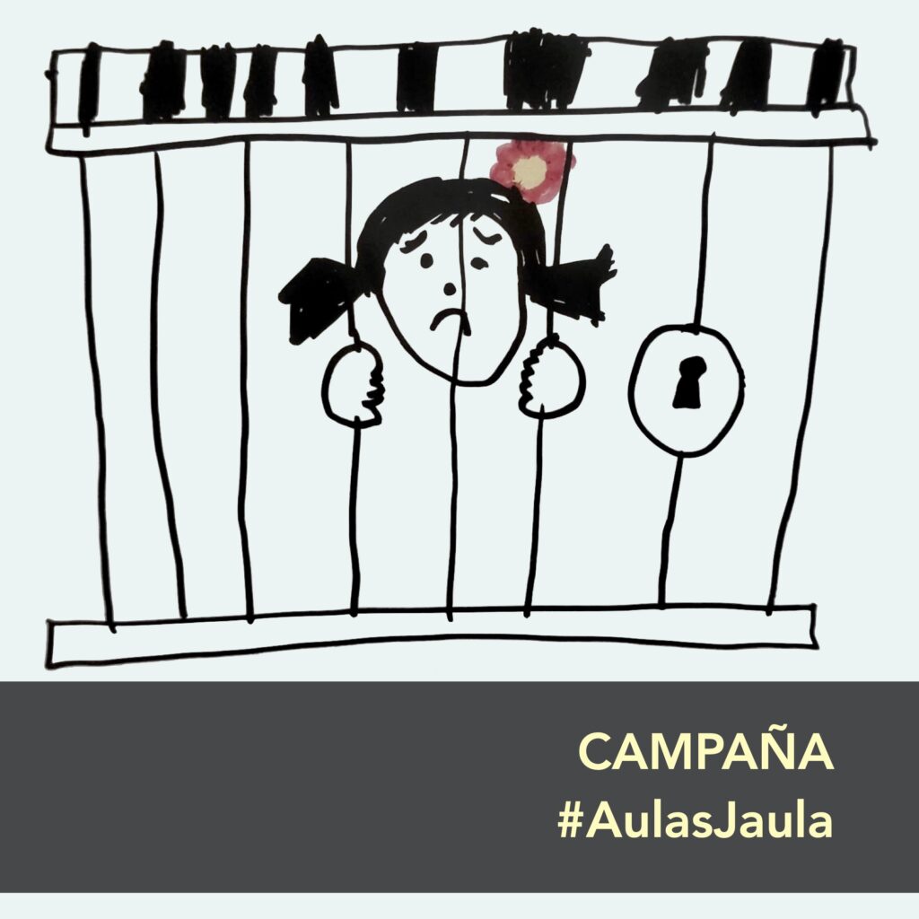 Dibujo con rotulador negro sobre fondo blanco, de una niña entre rejas. De la niña solo se ve la cabeza –con cara triste, pelo oscuro, coletas y una flor de color rojo adornando su pelo–, y las manos, agarradas a los barrotes. A la derecha de la imagen se ve la cerradura. Bajo la imagen se lee en letras mayúsculas: Campaña #AulasJaula