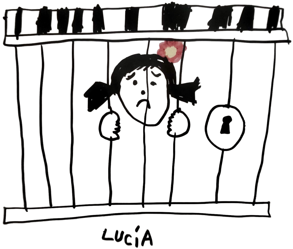 Dibujo con rotulador negro sobre fondo blanco, de una niña entre rejas. De la niña solo se ve la cabeza –con cara triste, pelo oscuro, coletas y una flor de color rojo adornando su pelo–, y las manos, agarradas a los barrotes. A la derecha de la imagen se ve la cerradura. Bajo la imagen se lee en letras mayúsculas: "LUCÍA", autora del dibujo.