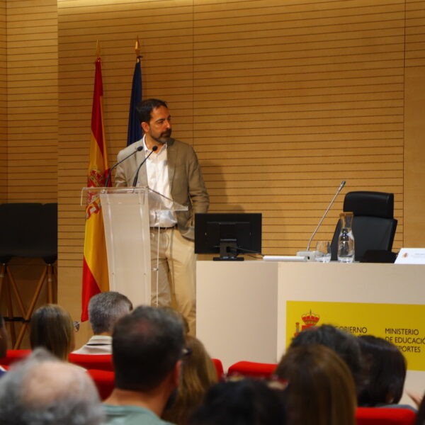 Fotografía. Lucio Calleja, Subdirector General de de Cooperación Territorial e Innovación Educativa, habla en pie delante de un atril en el salón de actos, en el acto de apertura del Workshop.