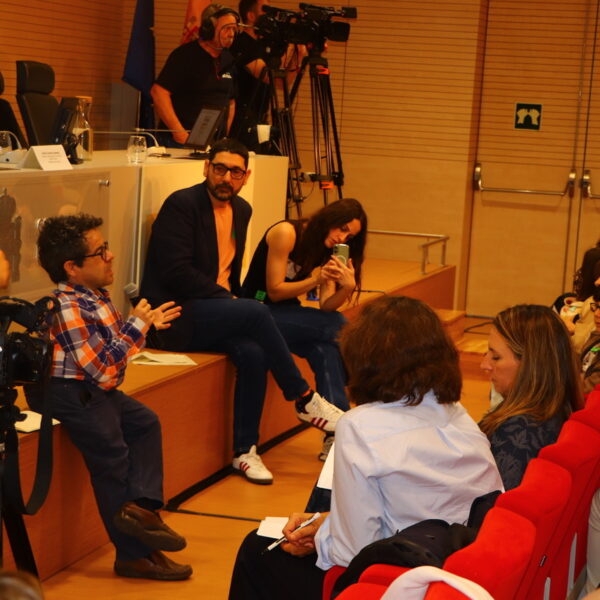 Fotografía. Jesús Martín toma la palabra al frente delante de la mesa del salón de actos, durante una asamblea.