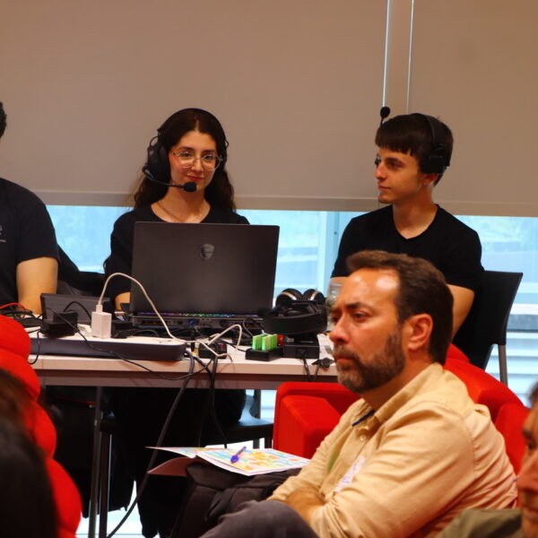 Fotografía. Equipo técnico de imagen y sonido que asuste a la asamblea.
