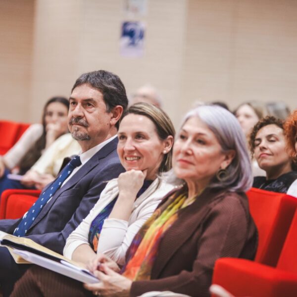 Fotografía. El Secretario de Estado de Educación, Abelardo de la Rosa, junto a la Directora General de Evaluación y Cooperación Territorial, Mónica Domínguez, escuchan las conclusiones del Workshop.