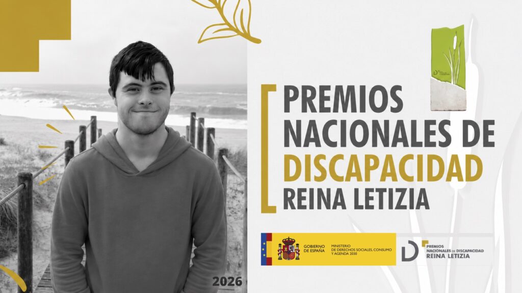 Composición con la fotografía en blanco y negro de Rubén Calleja Loma a la izquierda, y a la derecha, con letras mayúsculas en colores grises y amarillas, puede leerse: "Premios Nacionales de Discapacidad Reina Letizia". Debajo de las letras, los logos del Ministerio de Asuntos Sociales, Consumo y Agenda 2030 y del Real Patronato de Discapacidad.