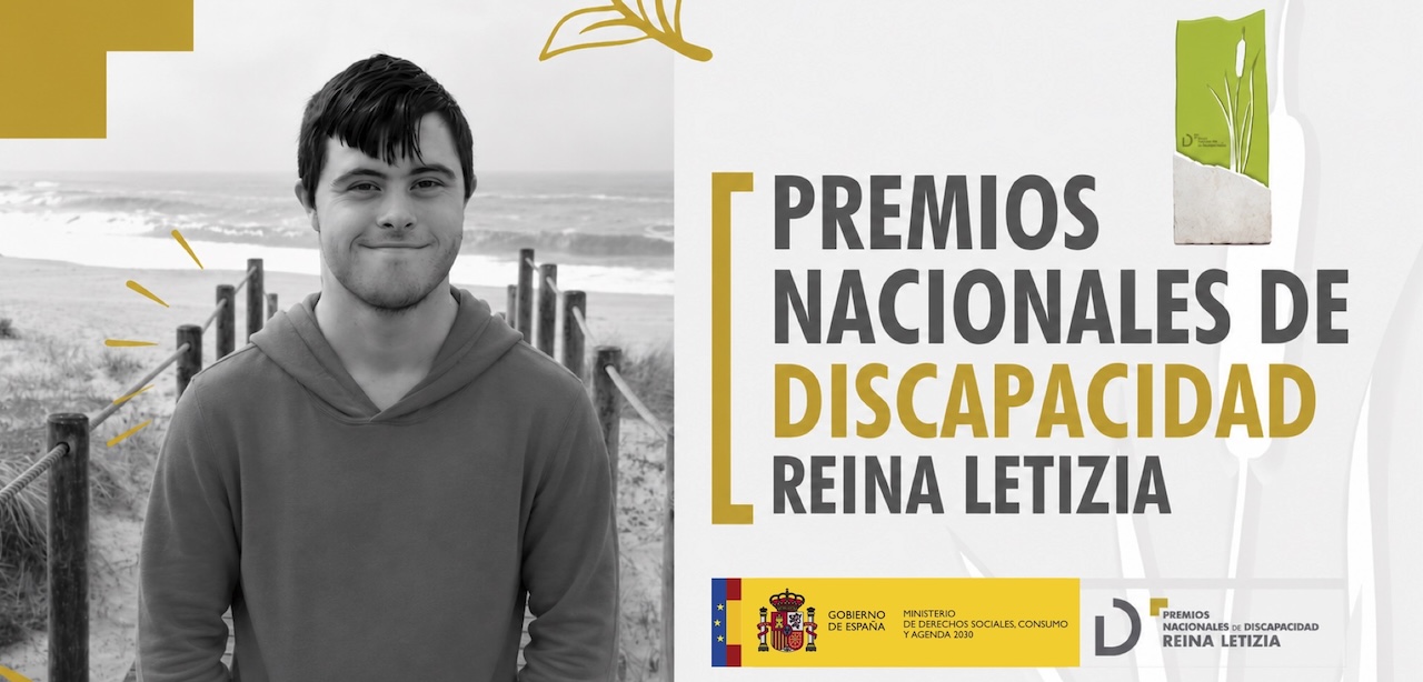Composición con la fotografía en blanco y negro de Rubén Calleja Loma a la izquierda, y a la derecha, con letras mayúsculas en colores grises y amarillas, puede leerse: "Premios Nacionales de Discapacidad Reina Letizia". Debajo de las letras, los logos del Ministerio de Asuntos Sociales, Consumo y Agenda 2030 y del Real Patronato de Discapacidad.