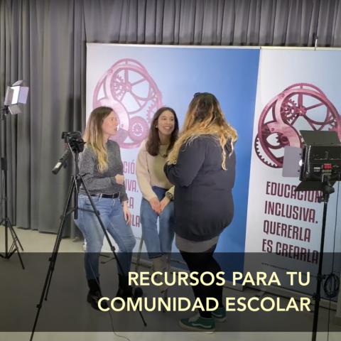 Portada de «Recursos para tu comunidad escolar». Vista lateral de tres jóvenes conversando, alegremente, frente a un cartel del documental «Educación inclusiva. Quererla es crearla».