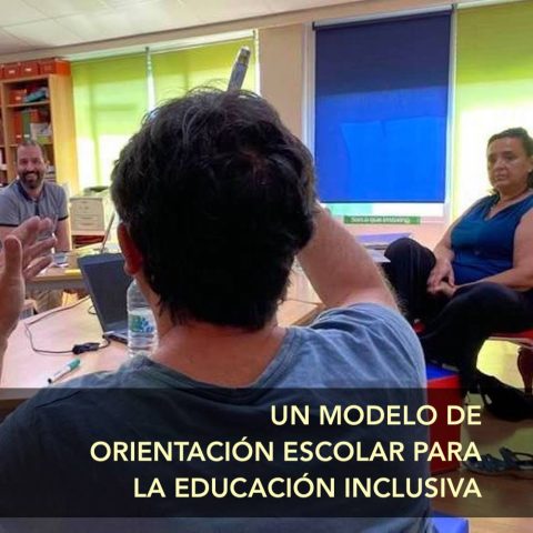 Portada de «Un modelo para la educación inclusiva». Al fondo, un grupo de adultos conversando sentados alrededor de una mesa